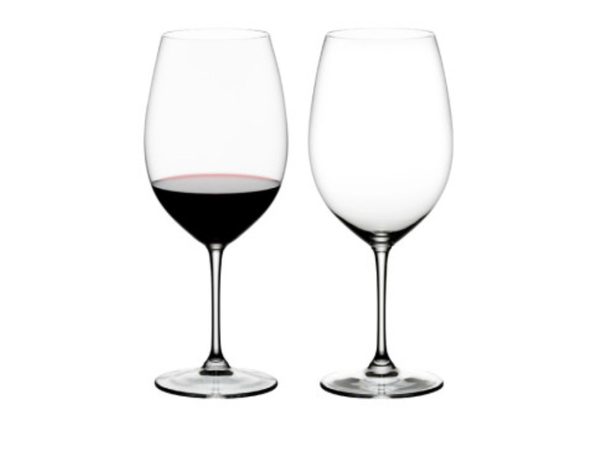2 Bordeaux glasses, one empty, one with red wine, side by side